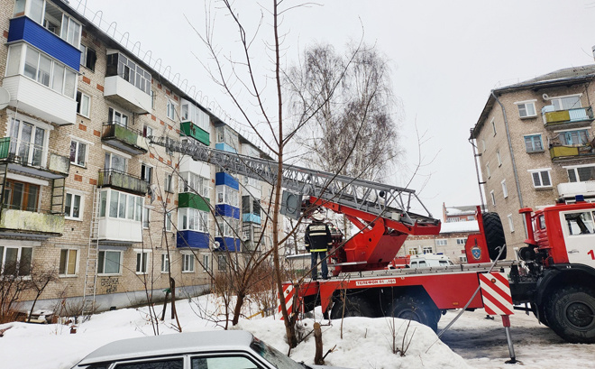 Пожарная техника эвакуирует жильцов с окон и балконов