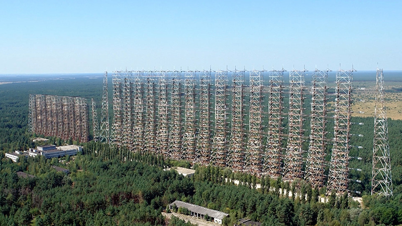   Загоризонтная РЛС «Дуга» – была сделана для раннего обнаружения запусков межконтинентальных баллистических ракет по стартовым вспышкам (основанное на отражении излучений ионосферой). Что позволяло Союзу почти одновременно с противником выпускать свои противоракеты или баллистические ракеты с ядерным зарядом.