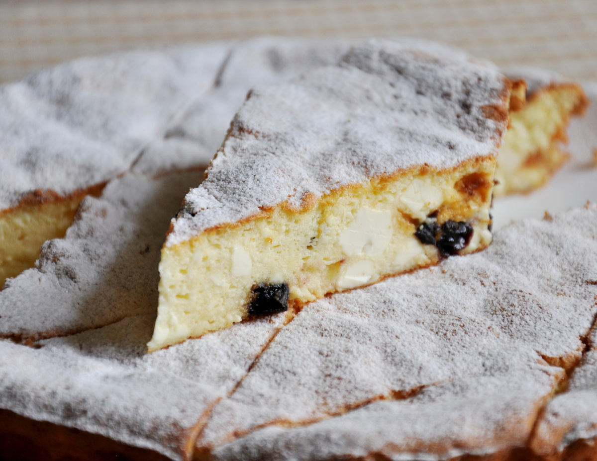 Состав: творог 500 гр,яйца 4 шт, сахар 6 ст.л, сметана 2 ст.л, крахмал 2 ст.л, ванилин, изюм