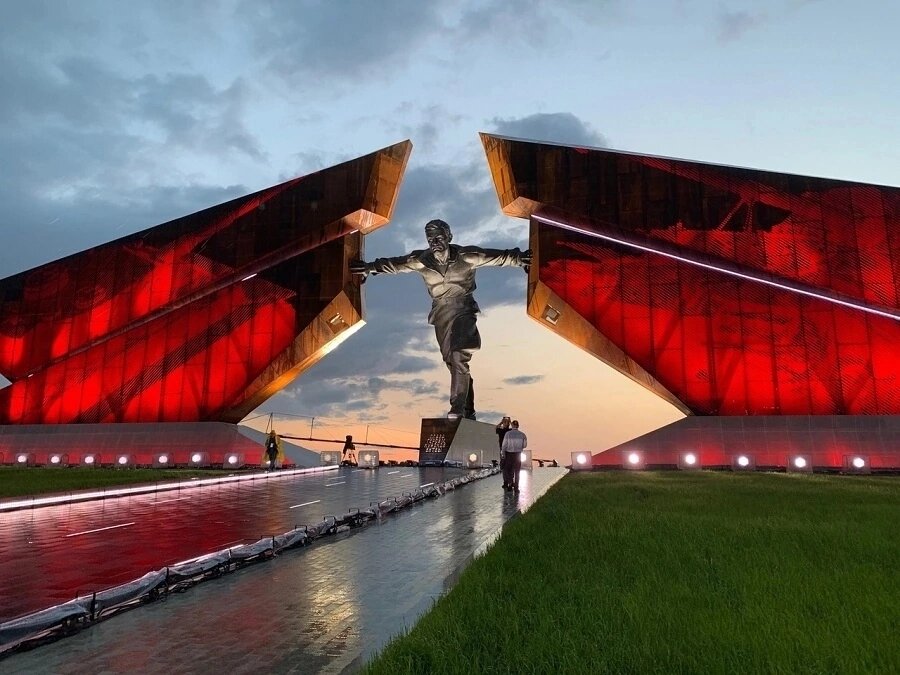 Мемориал в посёлке Поныри Курской области, открыт к 80-летию Победы в Курской битве при участии Президента России В. В. Путина