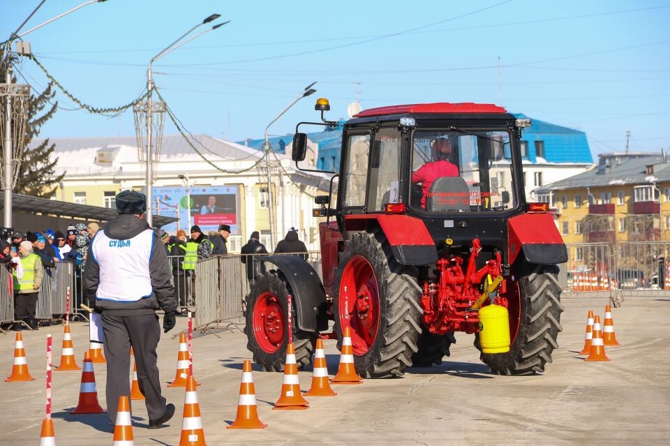    Гонки на тракторах в Барнауле. Источник: Виталий Барабаш