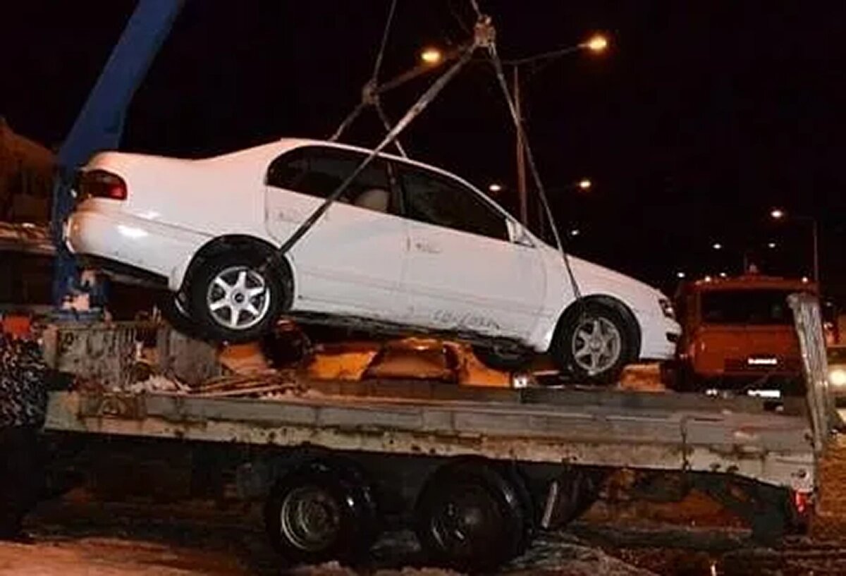 Автомобиль эвакуируют с улицы Петропаловска-Камчатского / ИА «Камчатка»