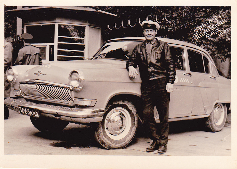 Мой папа, и моя первая машина, километров 5 я проехал по полю, педаль газа папик давил своей левой ногой поверх моей правой, я побаивался.. 15 лет мне было..Качество дорог тех лет легко оценить по грязи на колёсах..