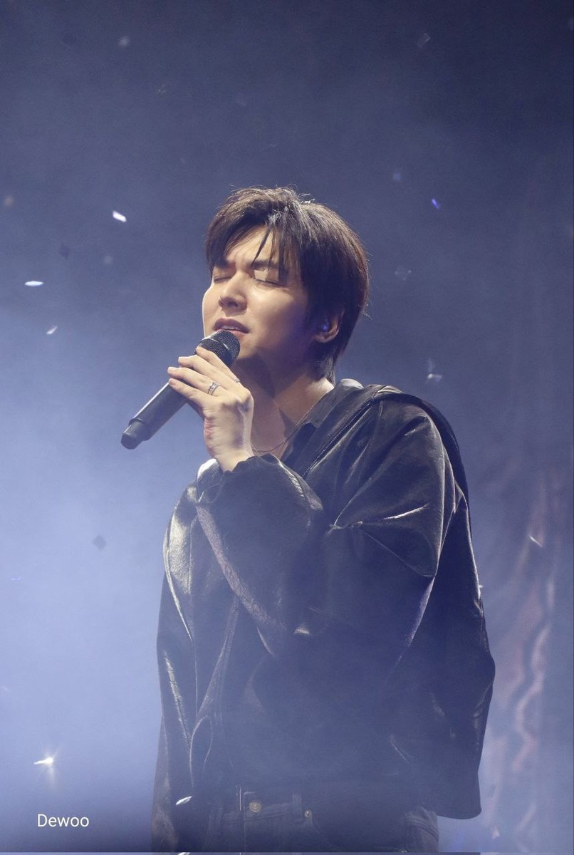 Фан фото. Мино поет на фанмитинге в Сеуле