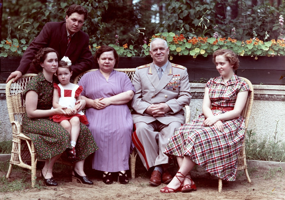 Фото 1955-го года. Слева направо: дочь Эра, внучка Александра, супруга Александра, Георгий Жуков, дочь Элла; стоит муж Эры Василевский. Источник: https://pikabu.ru/story/marshal_sovetskogo_soyuza_georgiy_zhukov_s_semey_na_dache_9721478