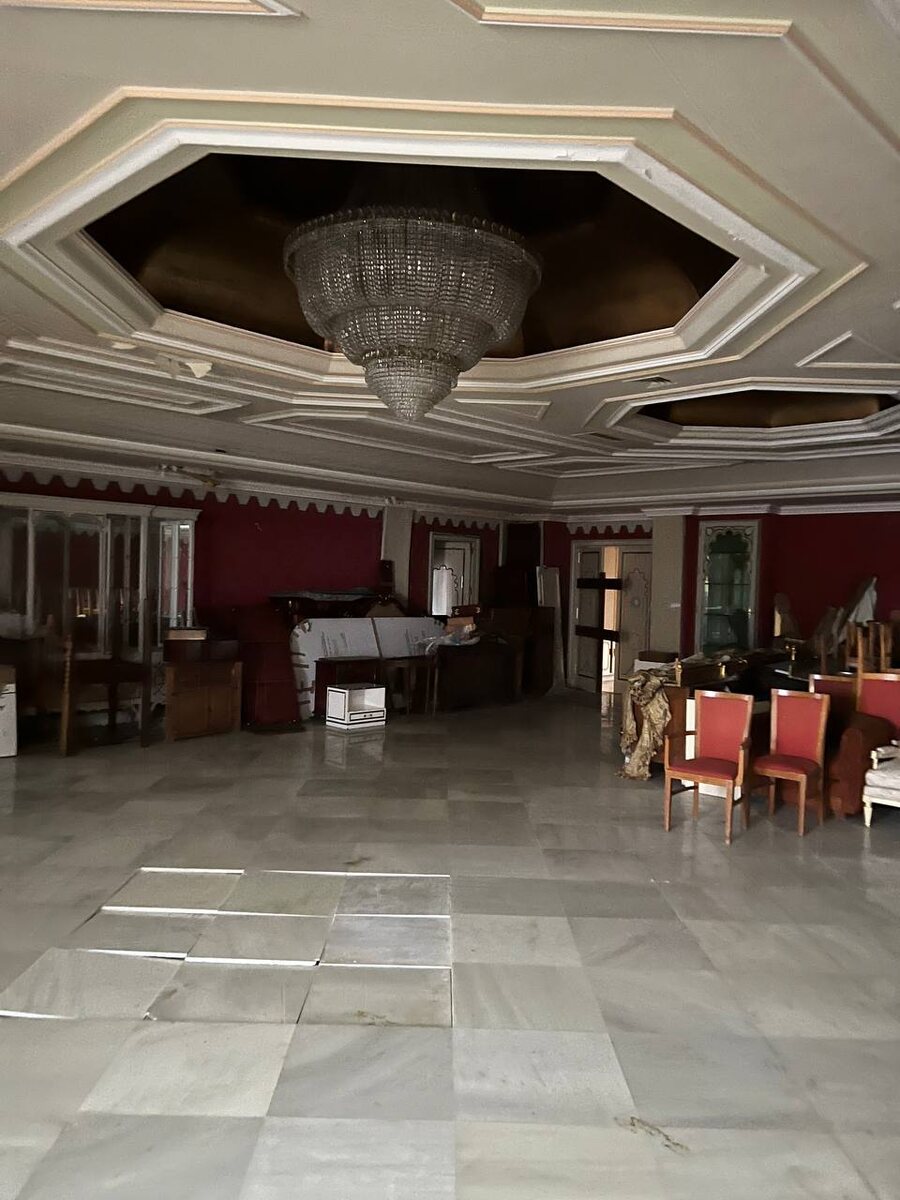 Огромная люстра при входе в банкетный зал