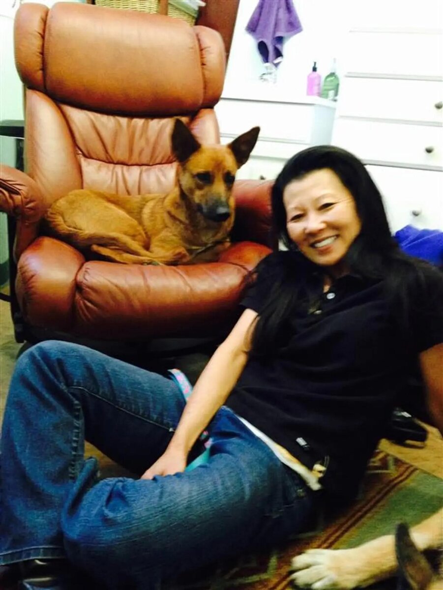     Бетси Аракава с собакой, которая также была найдена мертвой. Фото: Page Six