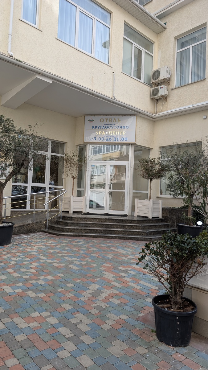 Главный вход в отель 