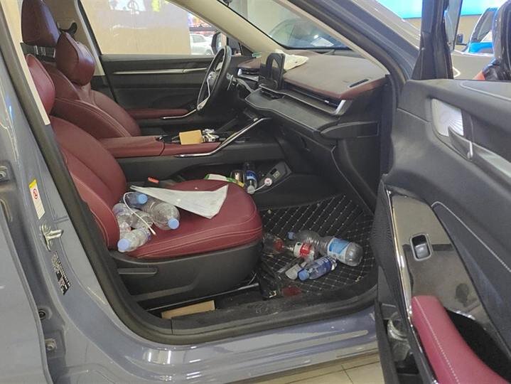 Фото с сайта che168.com. Так выглядит интерьер рдного из продаваемых экземпляров