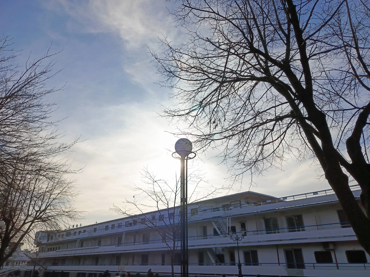 Вот за фонарём, поверьте - солнце 🌞 Почему-то камера сфокусировалась не на солнышке, а на фонаре как раз🤗