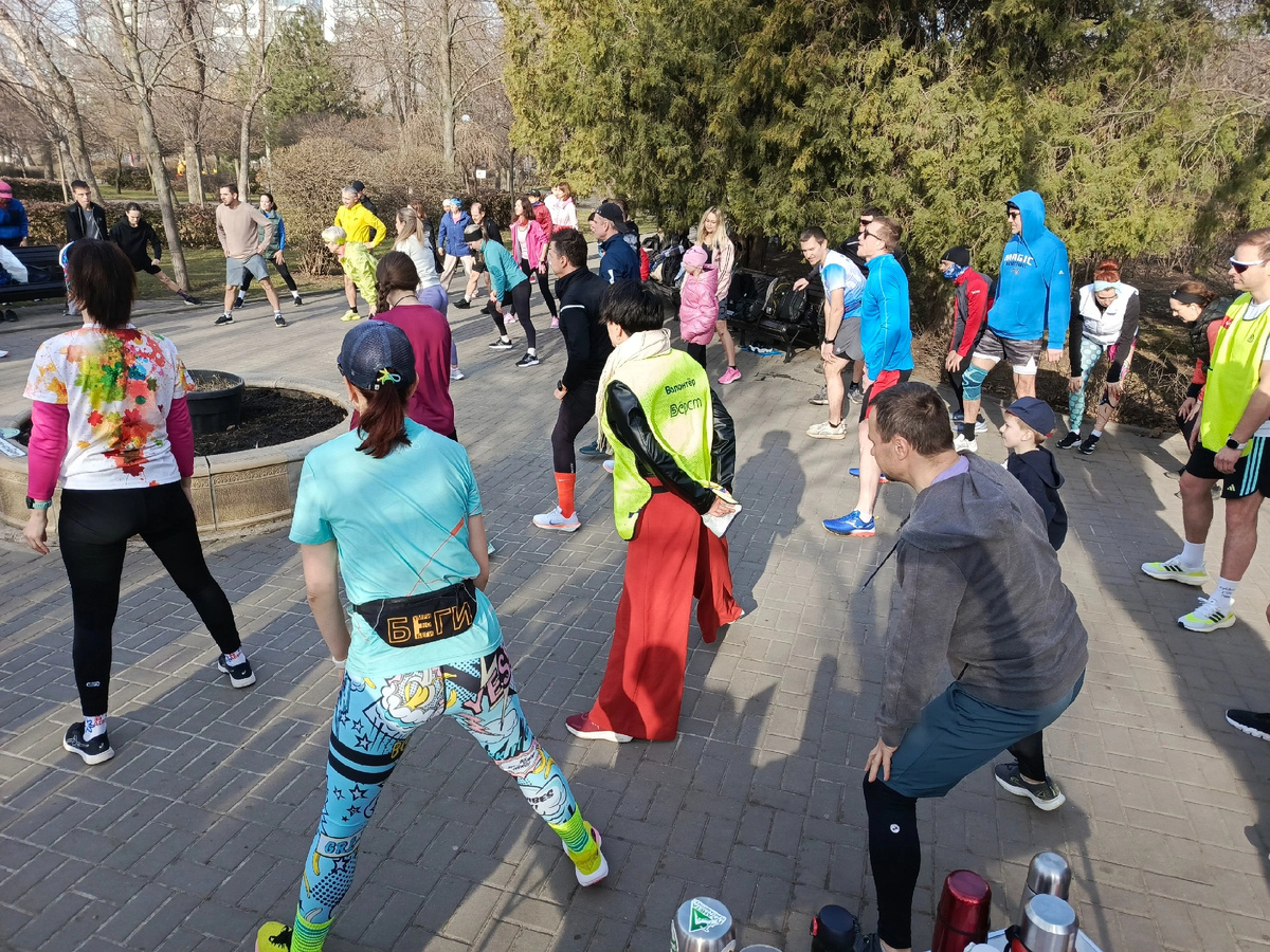 Разминка перед стартом. Нашли меня на фото? Напишите в комментариях 🫶 (фото от фотографов 5 вёрст)