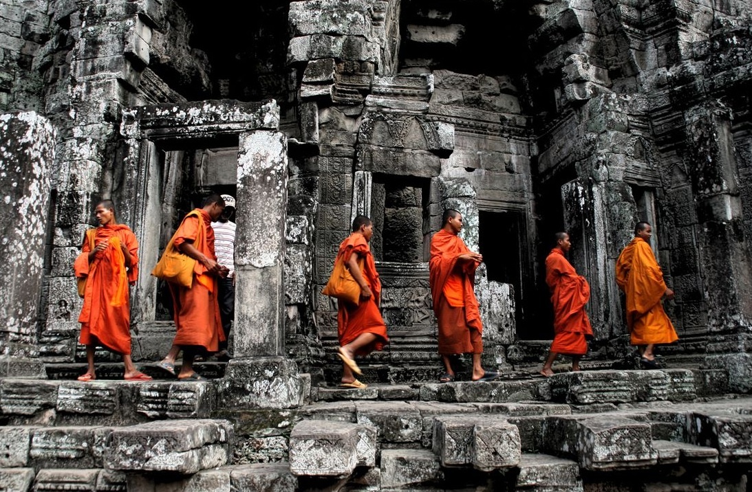 Монахи рассказывают о местных духах. (Фото: i.pinimg.com).