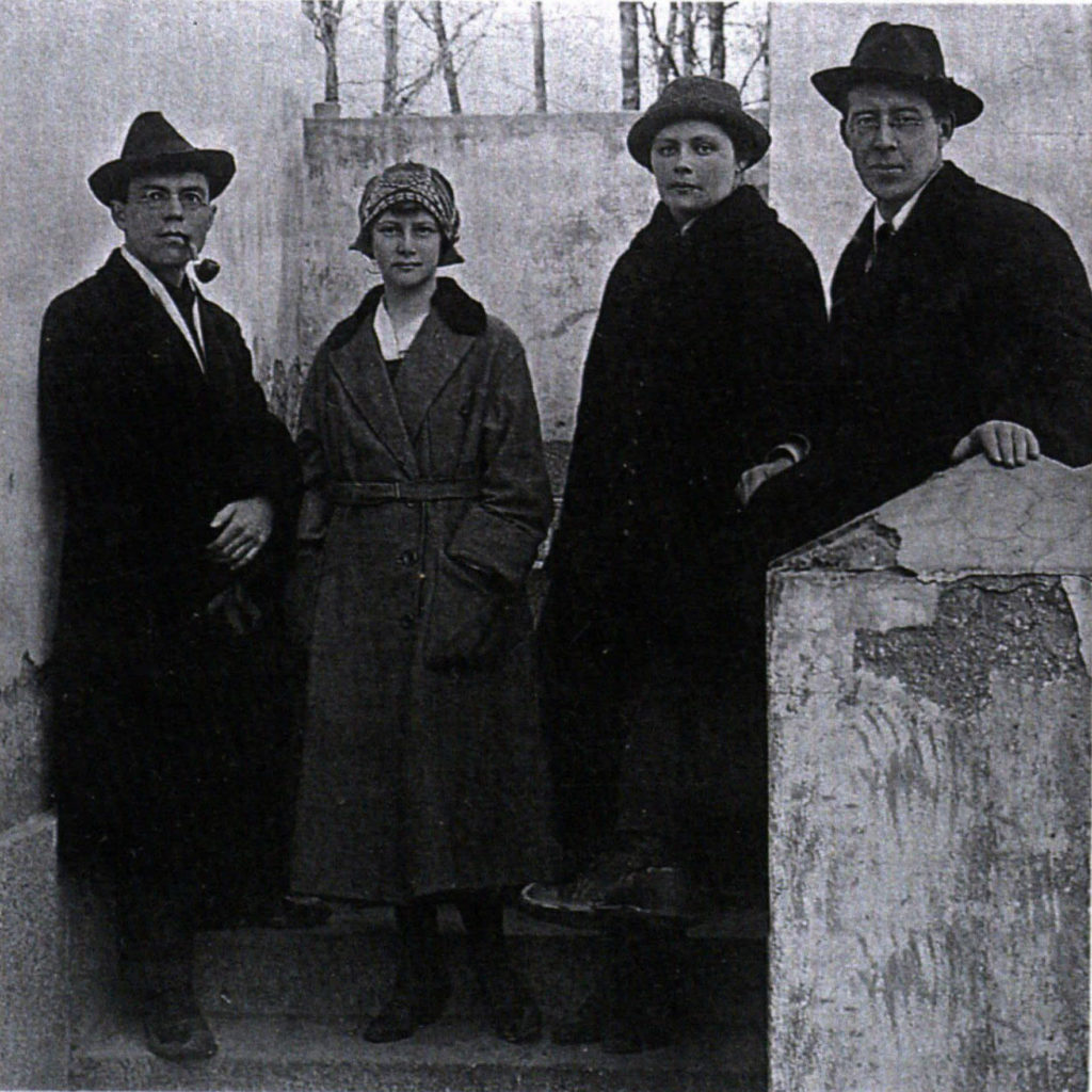 Н.Д. Кондратьев (слева) и П.А. Сорокин с женами. США, 1924 г. (из архивов РГАЭ и Государственной публичной исторической библиотеки).