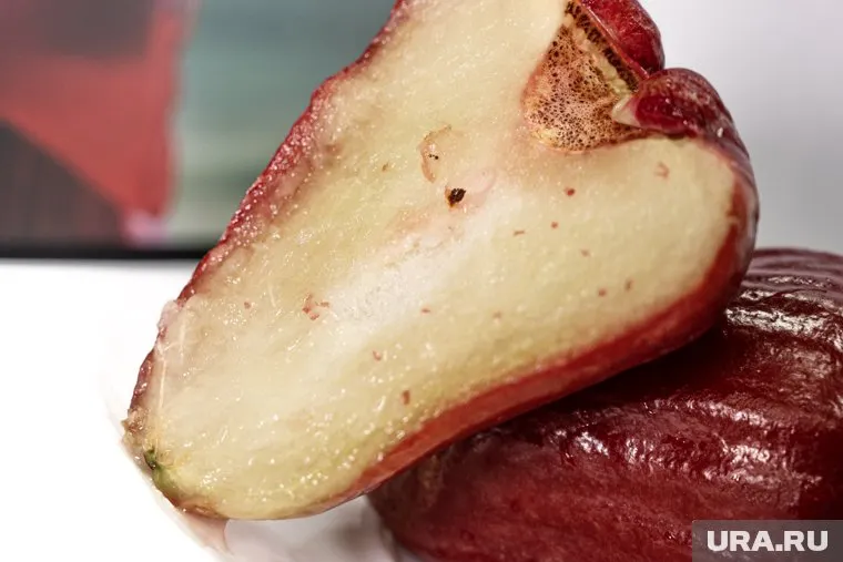 Яблоки «ява» привозят в Россию из Вьетнама
Фото: Руслан Яроцкий © URA.RU