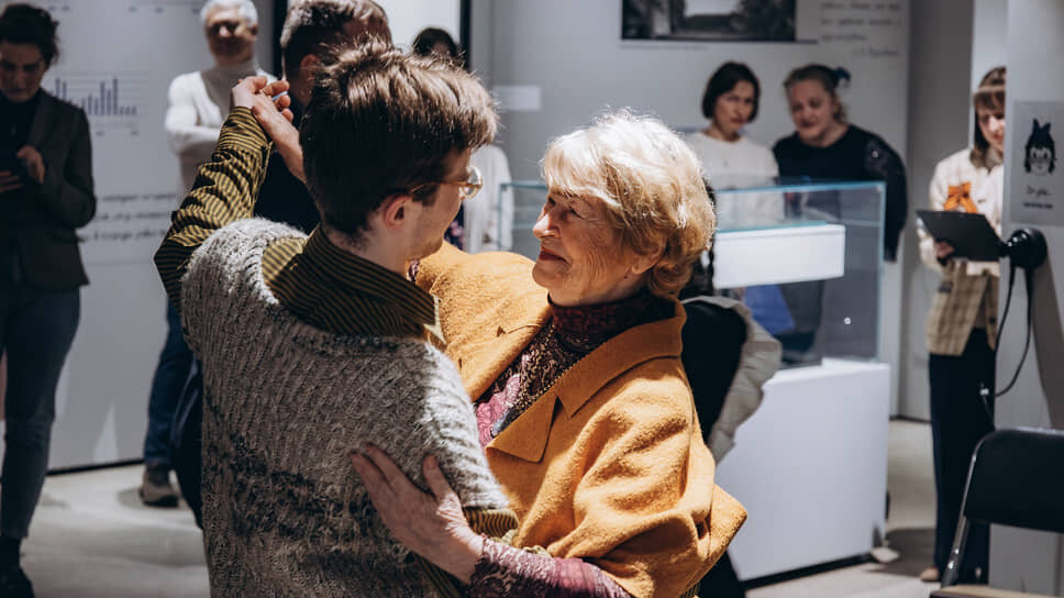 Посетители на открытии выставки «Сороковые-роковые».📷Фото: Нижегородский музей-заповедник