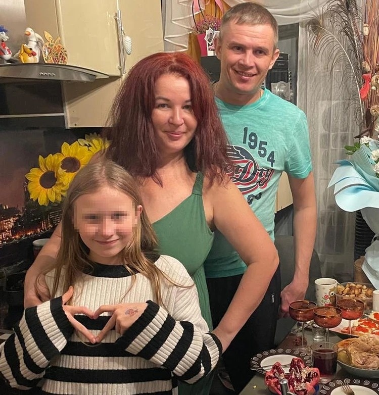 Родные тяжело переживают кончину Алексея. На фото из семейного архива мама и папа вместе со средней дочкой. Фото: личный архив героев публикации