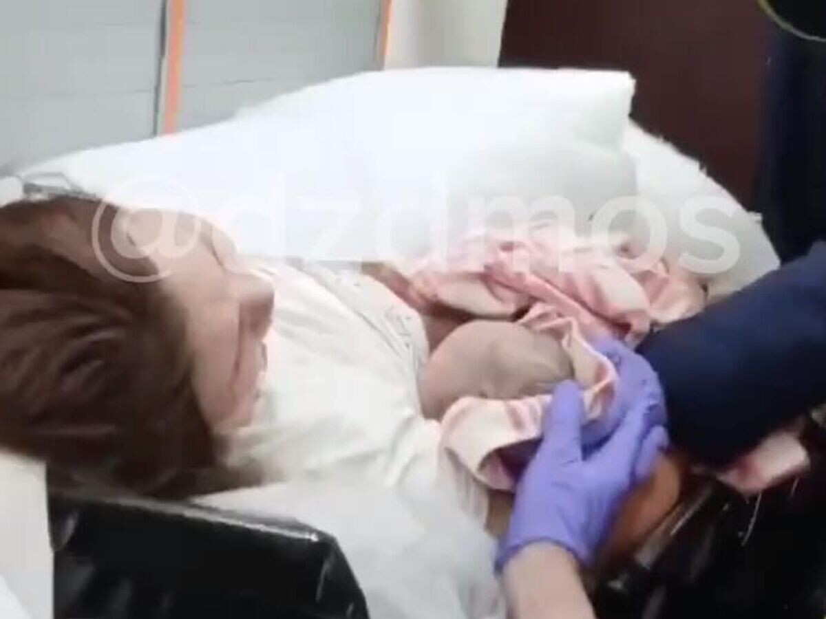    Врачи Центра экстренной медицинской помощи приняли роды у женщины, которая начала рожать в машине. Кадр видео© Московская медицина