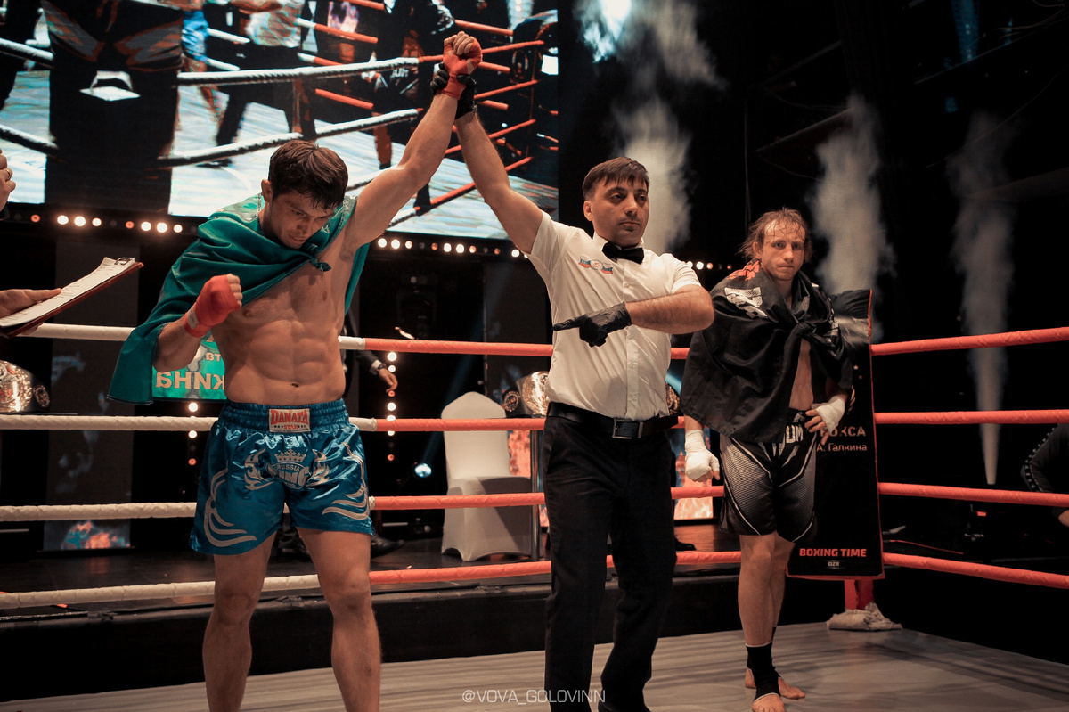 Алим Хубиев (слева) побеждает на турнире AWKP 1. Фото: Владимир Головин