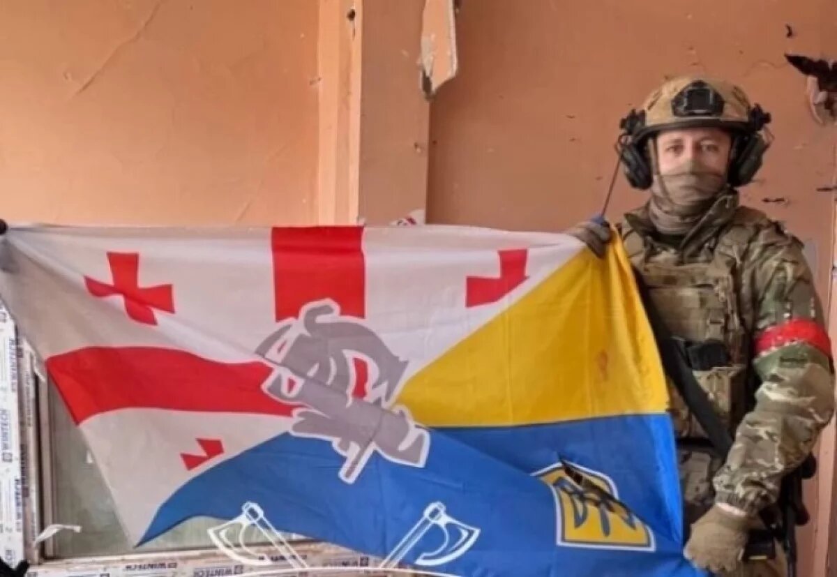    В Судже нашли флаг наемников, которыми командует экс-охранник Саакашвили