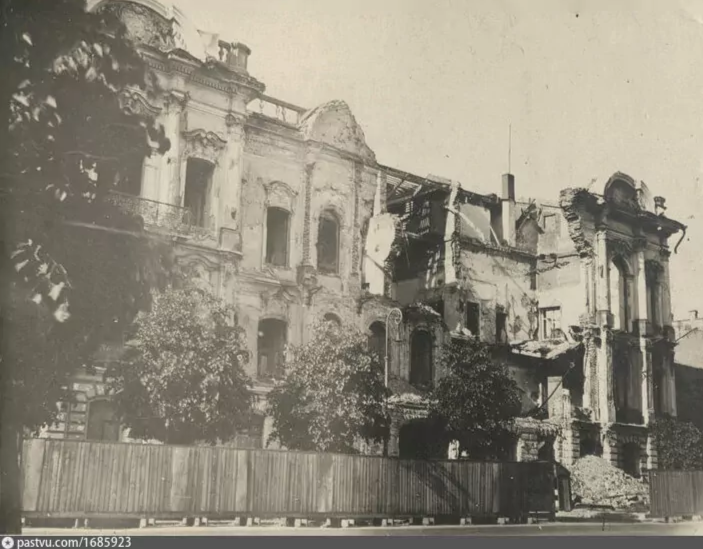 Историческое фото, датированное 1942-1944 годами (точная дата неизвестна). Фото взято с сайта pastvu.com