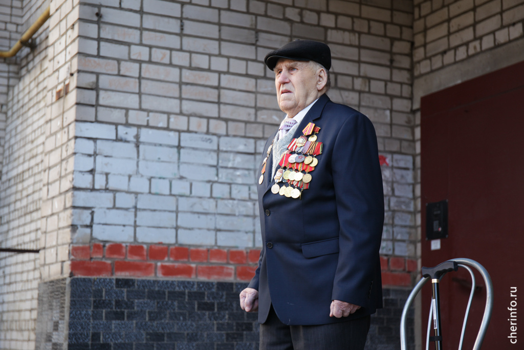    Памятную награду получил ветеран Великой Отечественной войны Николай Миронов.