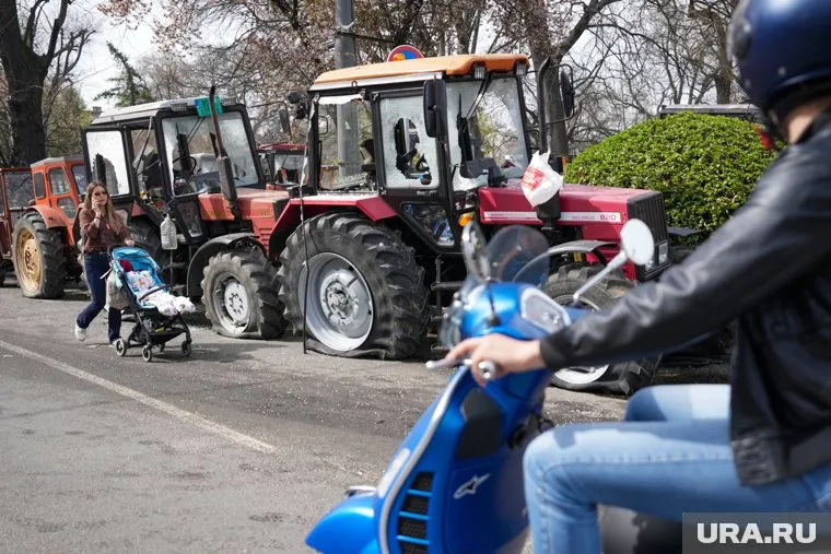Более тысячи мотоциклистов и трактористов единой колонной прибыли на площадь у здания парламента в Белграде
Фото: Darko Vojinovic/AP/TASS