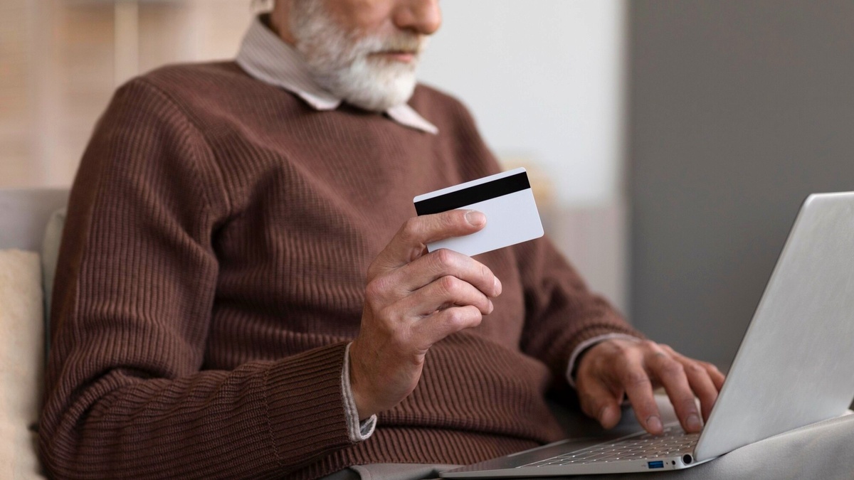    Пенсионер из Когалыма почти год переводил мошенникам деньги