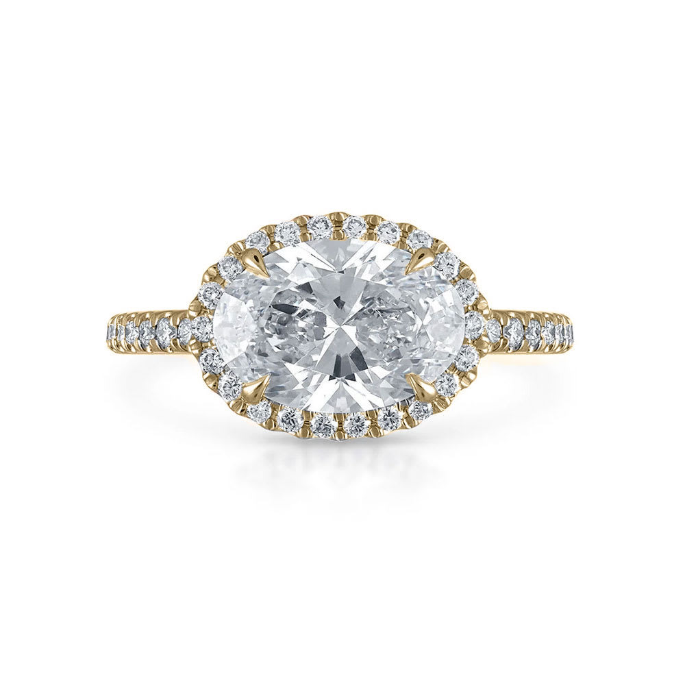 Кольцо из золота 585 пробы с овальным бриллиантом в 3,5 карата и мелкими круглыми бриллиантами