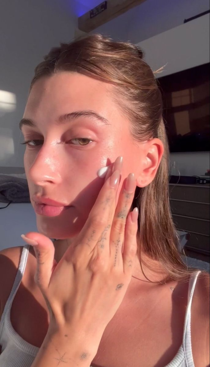 Хейли Бибер пользуется энзимной пудрой.