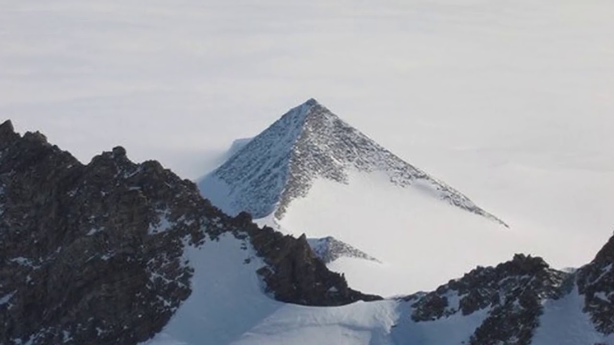 Привет, друзья! Сегодня я хочу поговорить о вещах, которые мало кто знает, но которые могут перевернуть ваше представление о мире. Мы все слышали про мифы вроде «человек использует только 10% мозга» или «сахар вызывает гиперактивность у детей». Но что, если я скажу вам, что есть куда более странные и удивительные утверждения, о которых вы, возможно, никогда не задумывались? Давайте разберем несколько малоизвестных мифов и выясним, где правда, а где вымысел.

1. Миф: «В Антарктиде есть скрытые пирамиды»

В интернете можно найти фотографии заснеженных пирамид в Антарктиде, которые якобы созданы древней цивилизацией или даже инопланетянами. Звучит как сюжет для фантастического фильма, правда?

Правда: На самом деле, эти «пирамиды» — это просто горы с необычной формой. Антарктида — это континент, покрытый льдом, и под ним скрыты горные хребты, которые могут выглядеть как пирамиды из-за эрозии и углов съемки. Ученые не нашли никаких доказательств существования древних цивилизаций в Антарктиде.

2. Миф: «Некоторые люди могут видеть ультрафиолетовый свет»

Мы знаем, что ультрафиолетовый свет невидим для человеческого глаза. Но что, если я скажу вам, что есть люди, которые могут его видеть?

Правда: Это правда, но с оговорками. После удаления хрусталика глаза (например, при лечении катаракты) некоторые люди действительно могут видеть часть ультрафиолетового спектра. Это происходит потому, что хрусталик обычно блокирует ультрафиолетовые лучи. Без него свет попадает на сетчатку, и человек может видеть то, что обычно скрыто.

3. Миф: «На Земле есть места, где гравитация работает иначе»

Вы слышали о местах, где вода течет вверх, а машины катятся в гору без помощи двигателя? Звучит как магия, но такие места действительно существуют.

Правда: Это оптическая иллюзия, вызванная необычным рельефом местности. Например, в Канаде есть «Магический холм», где из-за особенностей ландшафта кажется, что предметы движутся вверх. На самом деле, это просто игра перспективы. Гравитация везде р