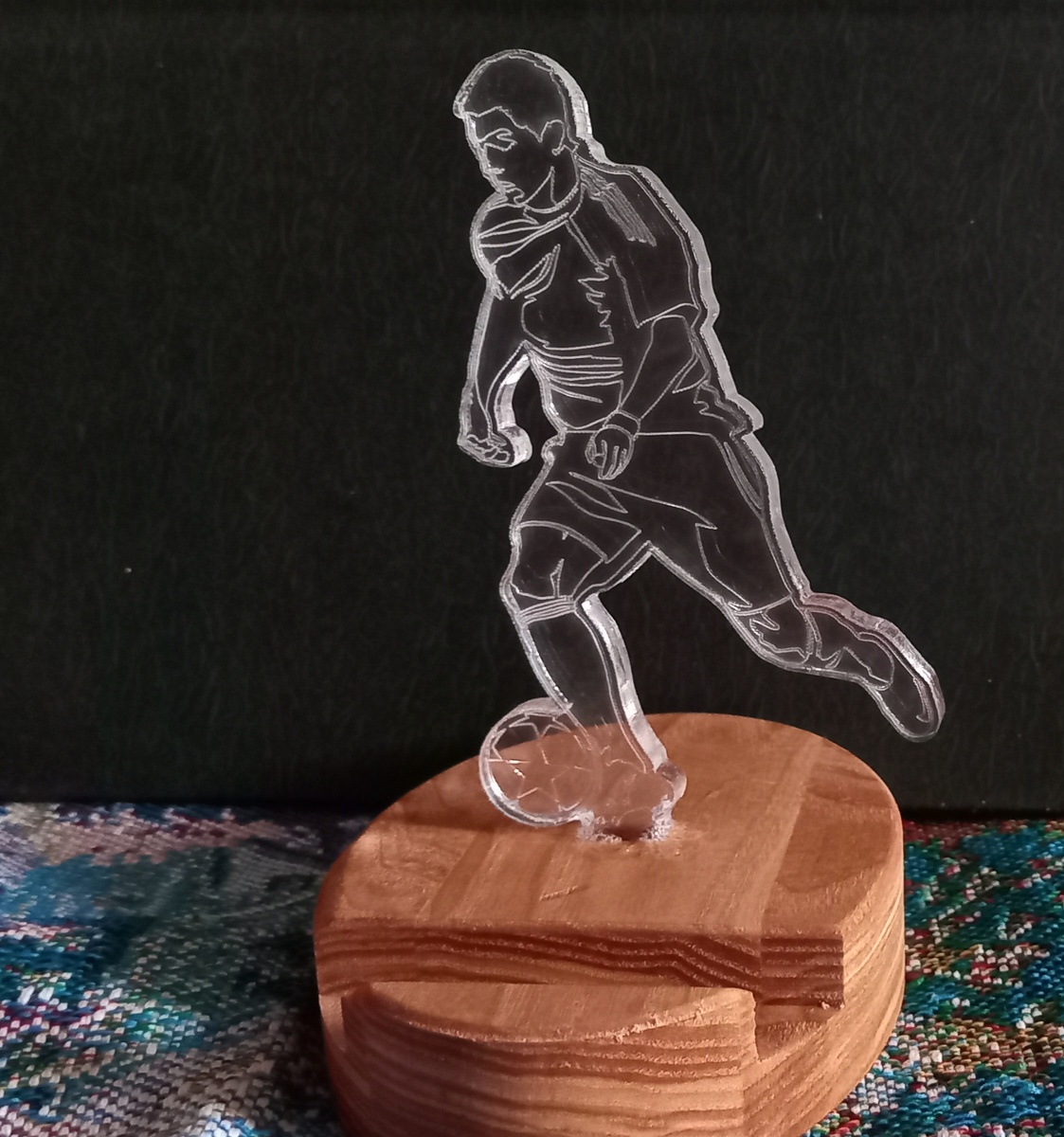 Фотографировать его лучше всего было на гладком тёмном фоне.