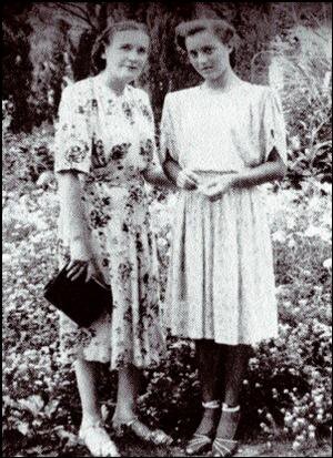 Софья Ефимовна Карпай с дочерью. Из открытых источников сети интернет.