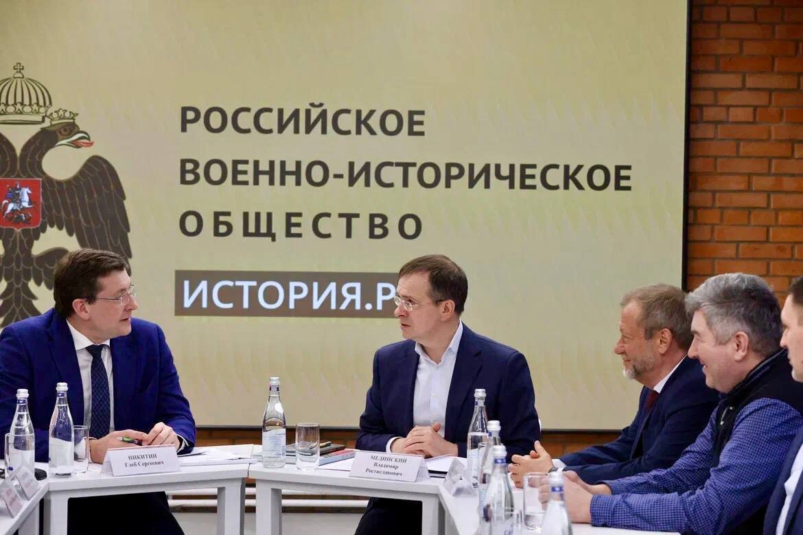    Губернатор подчеркнул, что лично занимается рядом инициатив в сфере патриотического воспитания