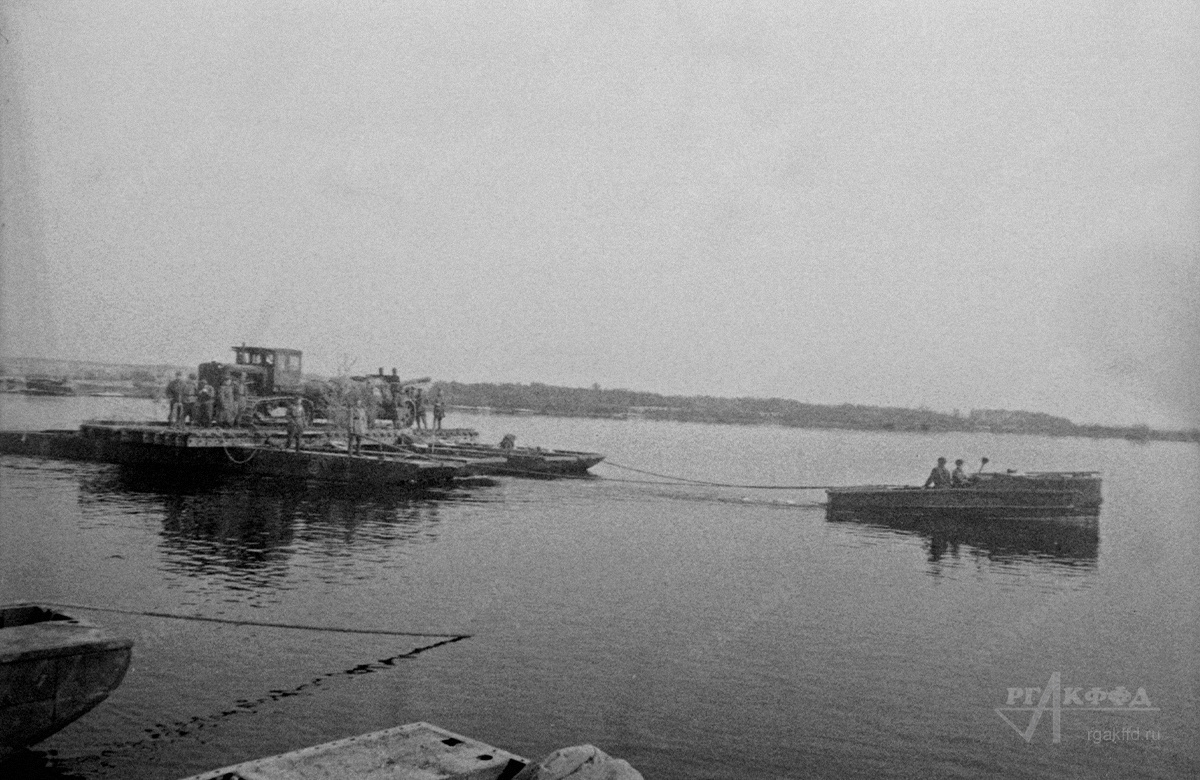 Части советской тяжелой артиллерии переправляются через р. Одер в районе г. Штеттина. / Польша. 1945 г. / РГАКФФД. Арх.№ 0-81866