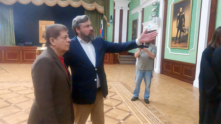     Константин Малофеев показывает судье Наполитано портреты русских императоров в гимназии Святителя Василия Великого // Фото: Царьград