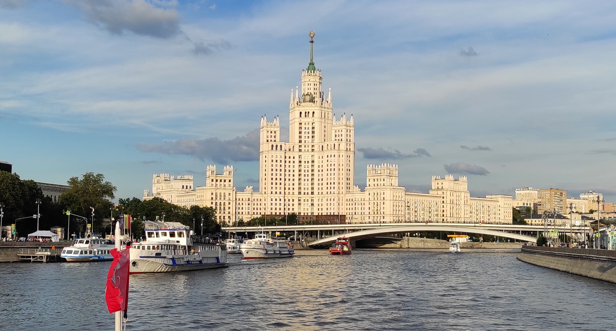 Сталинская высотка на Котельнической набережной - речная прогулка