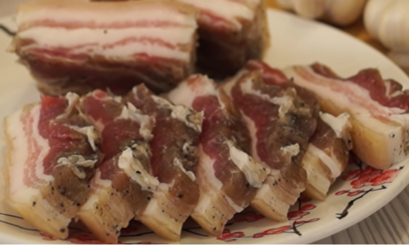 Сало таким способом солю много лет. Рецепт не сложный, сало получается, нежное, тает во рту, и шкурка мягкая