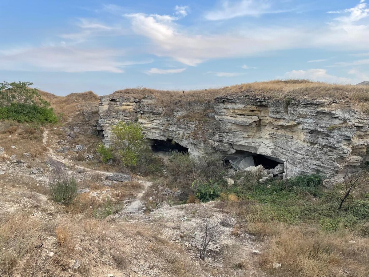 Одни из многочисленных входов в каменоломни. Фото автора.