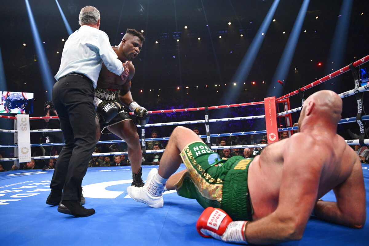 Фрэнсис Нганну в третьем раунде отправляет Тайсона Фьюри в нокдаун