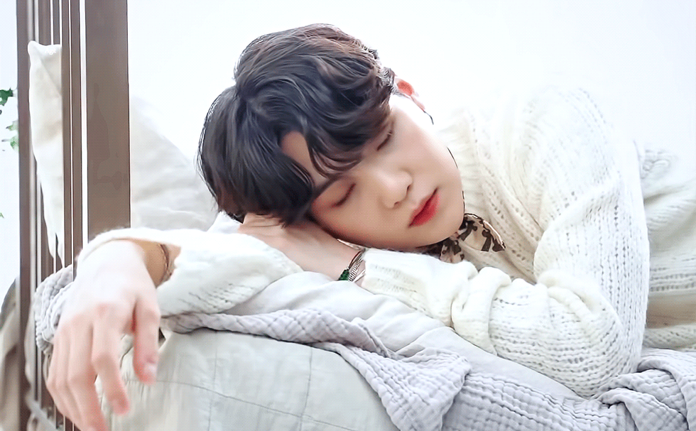 Юнги известен, как большой любитель поспать, это много раз становилось предметом шуток среди бантанов и даже АРМИ