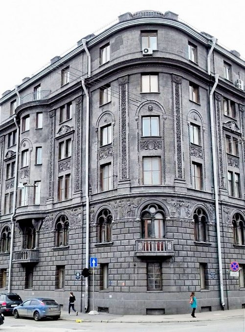 Скруглённый угловой фасад дома /фото из личного архива, 2017/