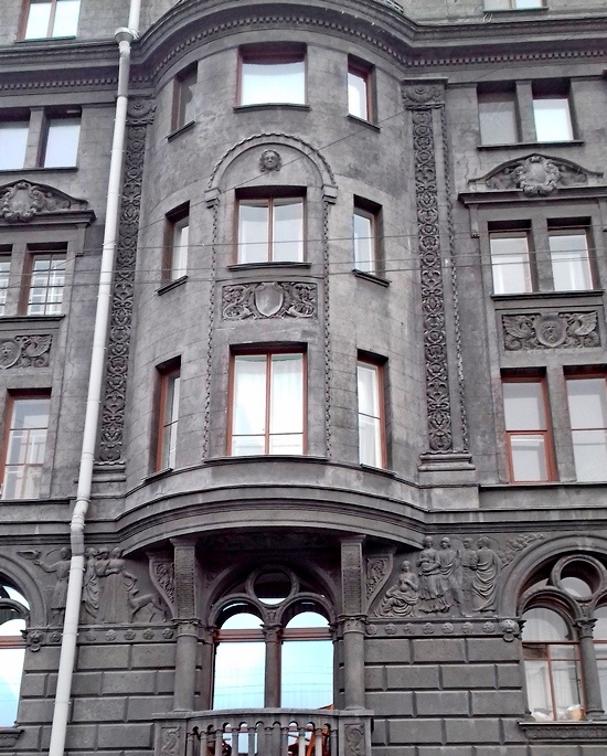 Фрагмент декора фасада /фото из личного архива, 2017/