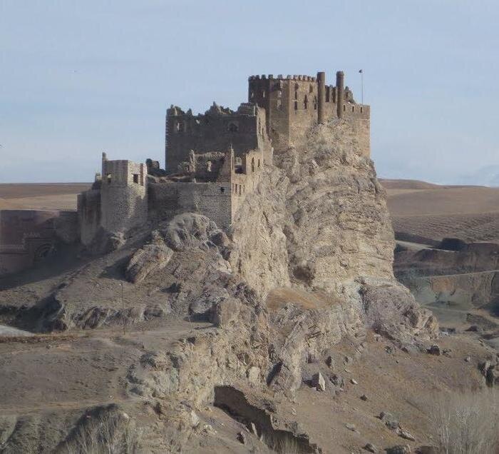 Замок Масиаф был главным оплотом ассасинов в Сирии. Он был захвачен в 1140–1141 годах.

Масиаф располагался на главной дороге между Хамой и Баньясом и контролировал основные пути из Алеппо в Хомс. Цитадель оставалась в руках ассасинов до 1260 года, когда она была захвачена монголами. Однако после поражения монголов от мамлюков при Айн Джалуте, замок вернулся к ассасинам. Окончательно они потеряли Масиаф в 1271 году, когда он был захвачен армией Бейбарса.

Ассасины создали сеть укреплённых горных замков, которые были объединены в общую систему обороны. В двух сирийских «укреплённых районах» у них было не менее 24 крепостей, замков и фортов.