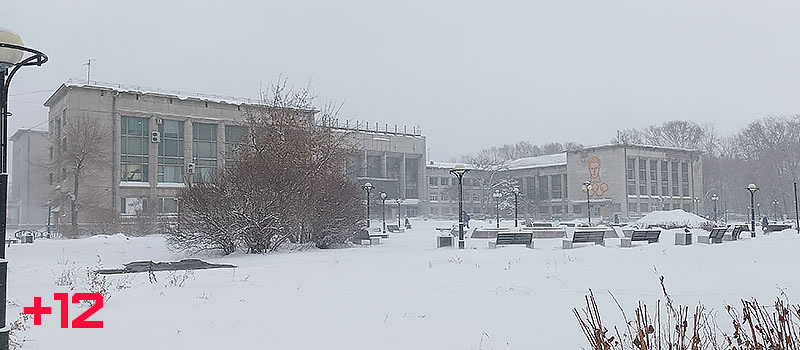 Площадь Юности, где находится полуразрушенный ДК Судостроителей и фонтаны, радующие комсомольчан летом своей прохладой скрыты под снегом