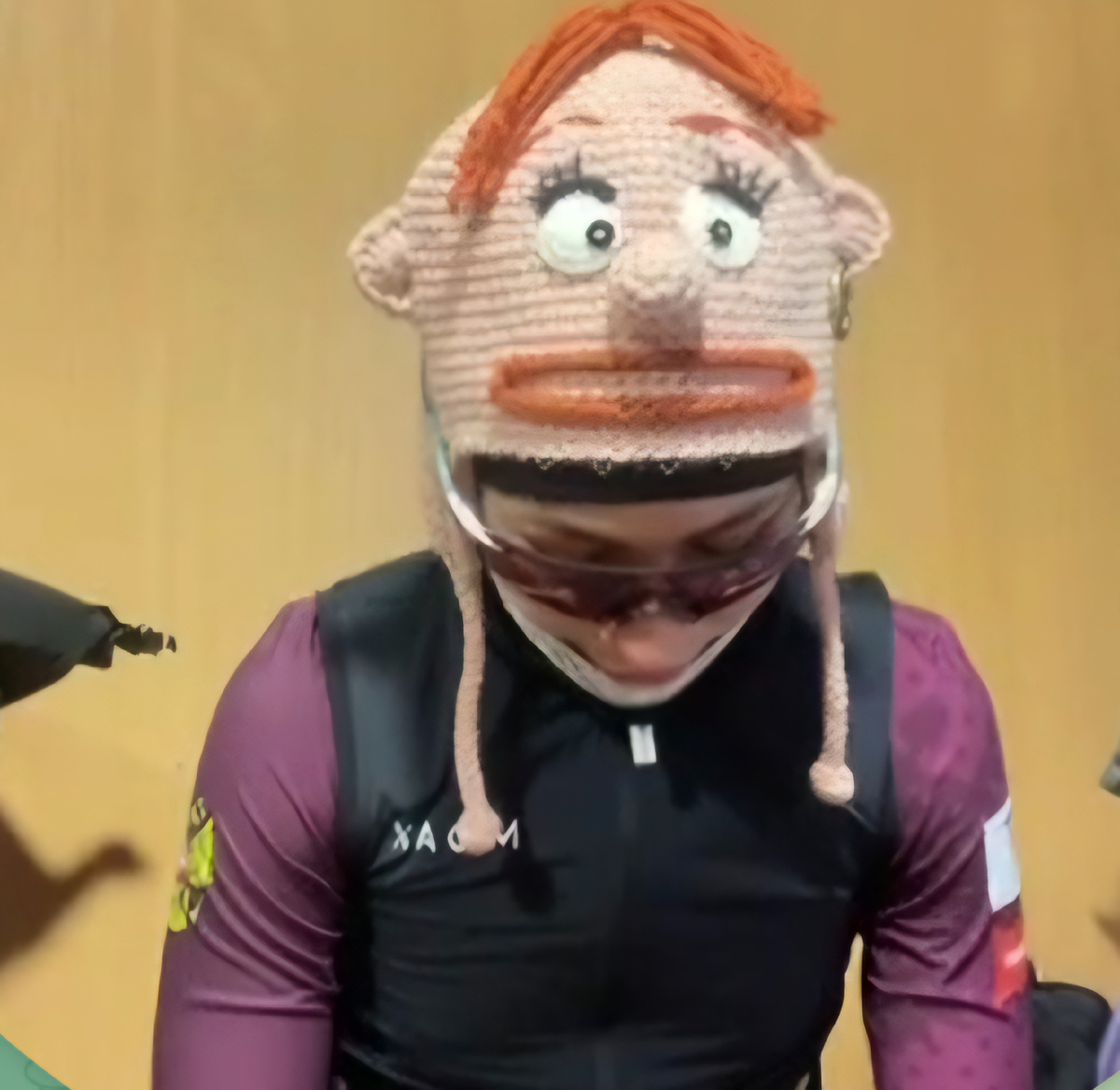 Это она сетует на себя, зато шапчонка, ух 🤣