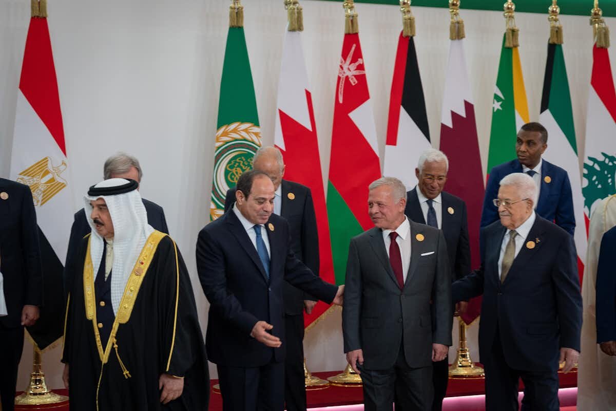 Арабские лидеры позируют для группового фото на экстренном саммите по восстановлению Газы в Каире