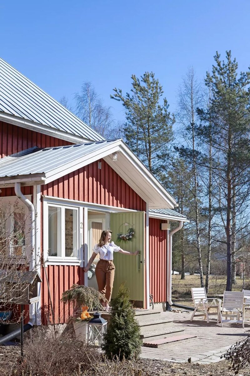 Кайса на пороге своего дома