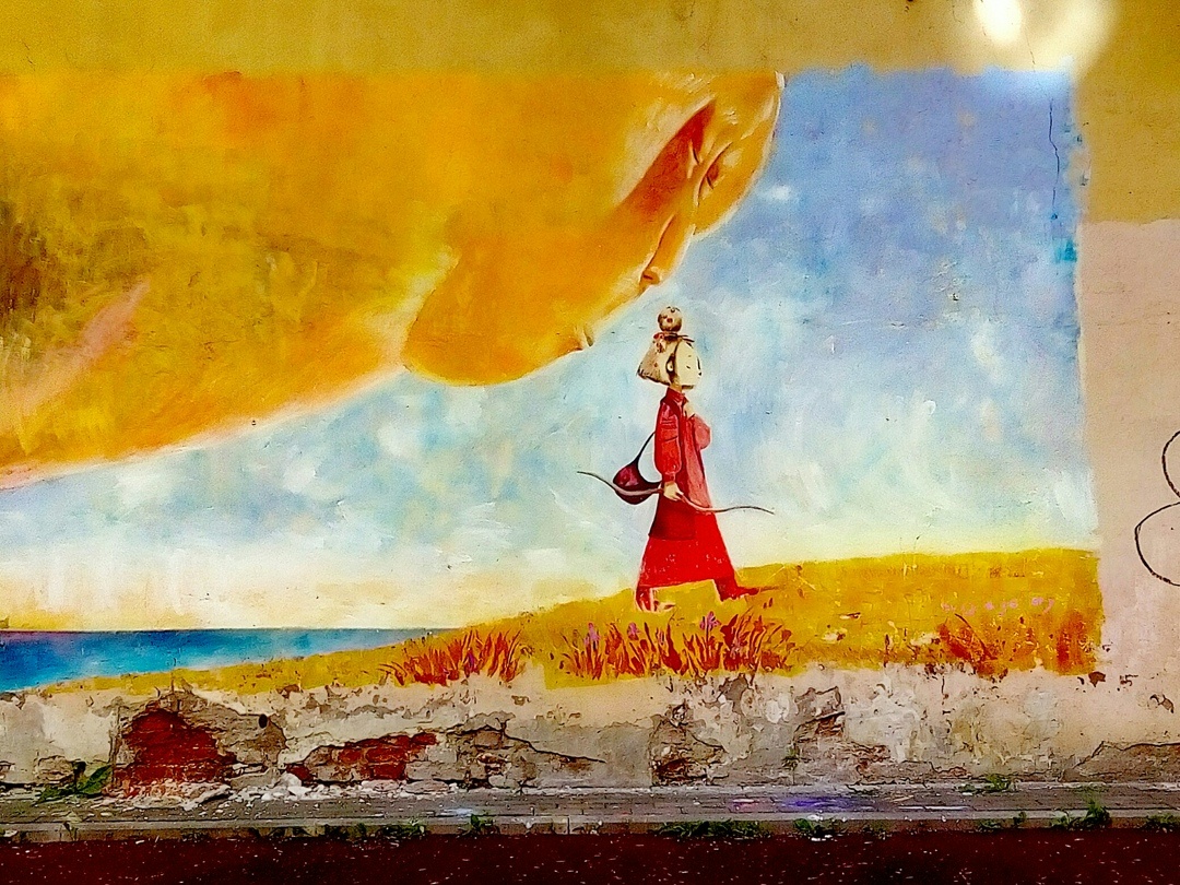 "Настенная живопись" в одном из двориков на улице Чехова. Не уверена, что "еще жива". Фото мое