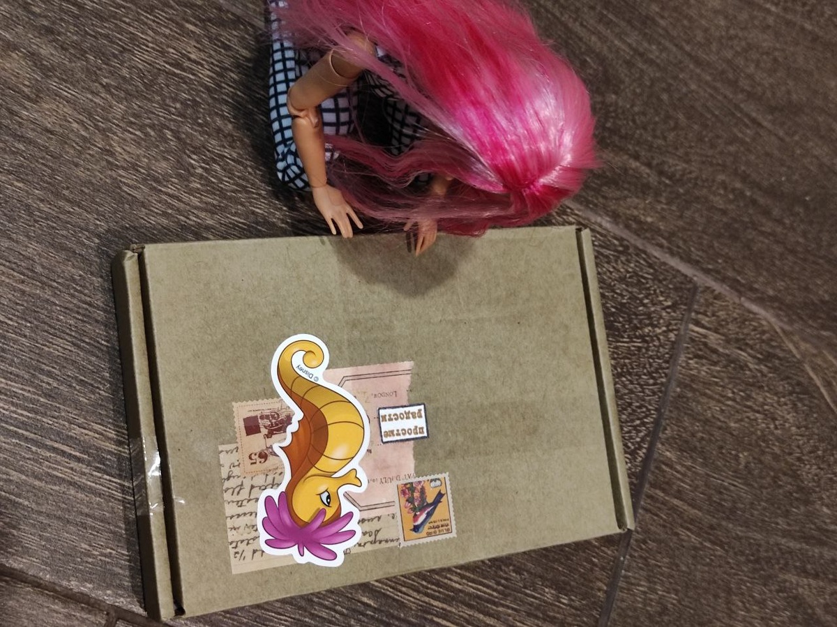 Куколка потянулась дрожащими ручками к коробочке." Я волнуюсь!"