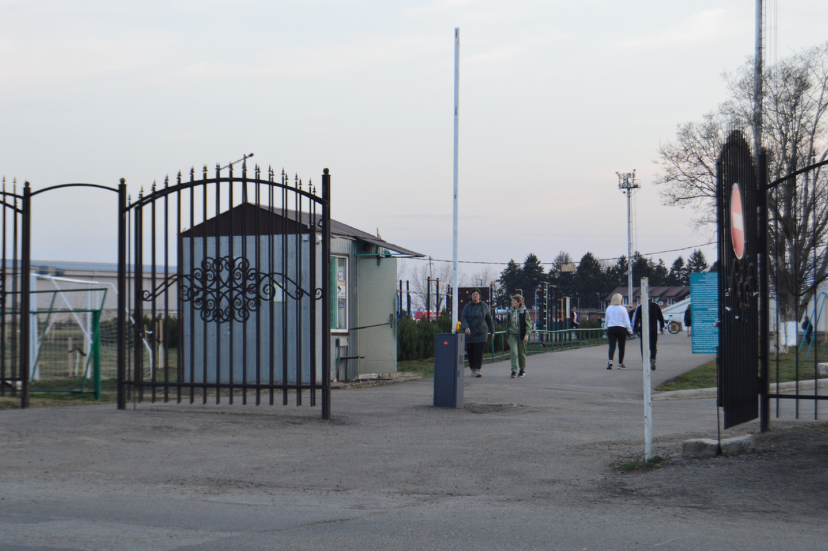 Фото автора. 13.03.2025. Районный спортивный комплекс под открытым небом.